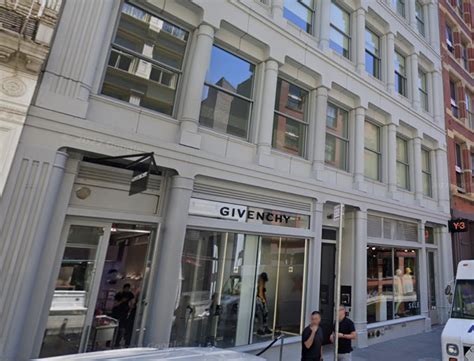 Watch: Burglars steal k in merchandise from Givenchy store